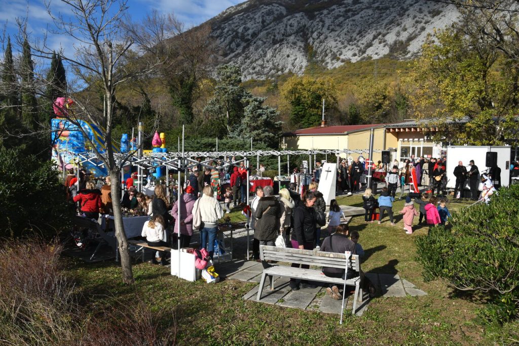 Božićni sajam u Driveniku Tabithine stakle čarolije ponovno oduševio posjetitelje 1 drivenik bozic advent sajam 25 13